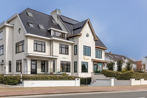 Exclusieve gerenoveerde koppelvilla vlak bij zee met 8 slaapkamers