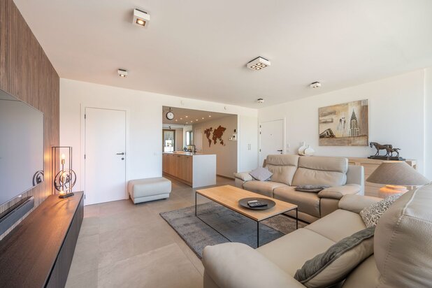 Ruim en luxueus duplex-appartement met zonnige terrassen in hartje Loppem