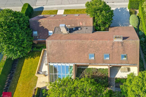 Ruime villa op toplocatie met binnenzwembad en praktijkruimte