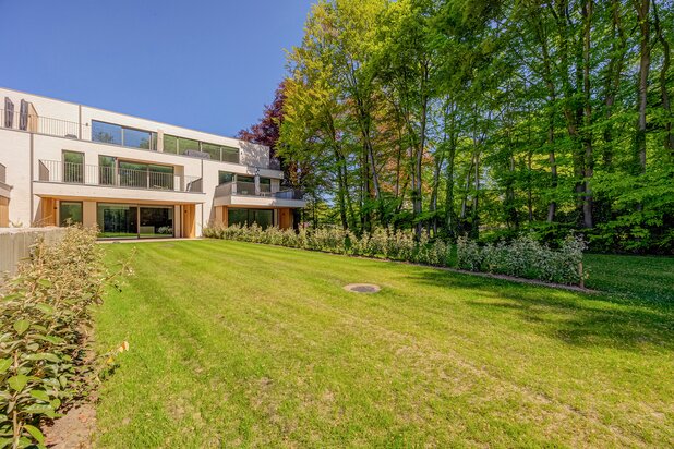 Prestigieus nieuwbouwappartement met ruime tuin en terras.
