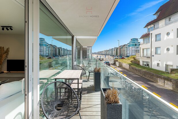 Luxurious apartment with a south-facing terrace right next to the beach in Duinbergen