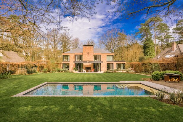 Architectural villa by Luc Van Laere in a prime location 