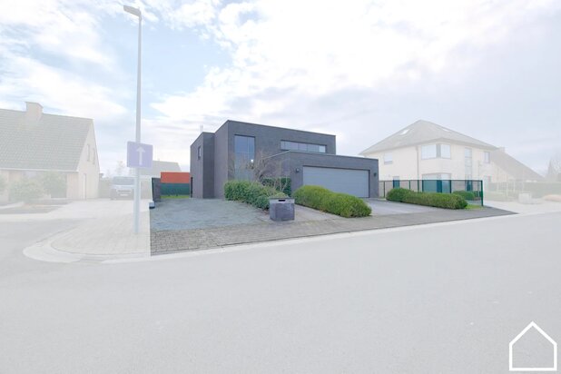 ALLEENSTAANDE WONING MET 3 SLPKS, BUREAU EN DUBBELE GARAGE