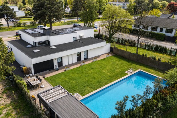 Architectenwoning met zwembad en praktijk/kantoor aan huis