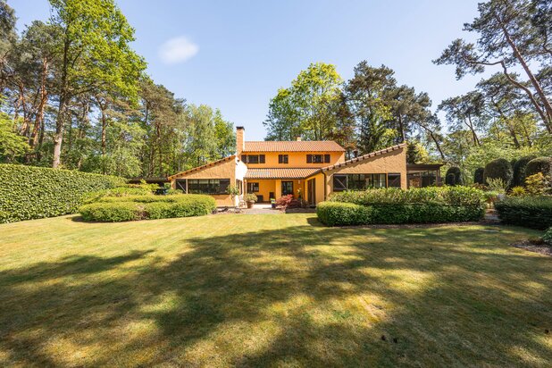 Prachtige open bebouwing met riante tuin op toplocatie