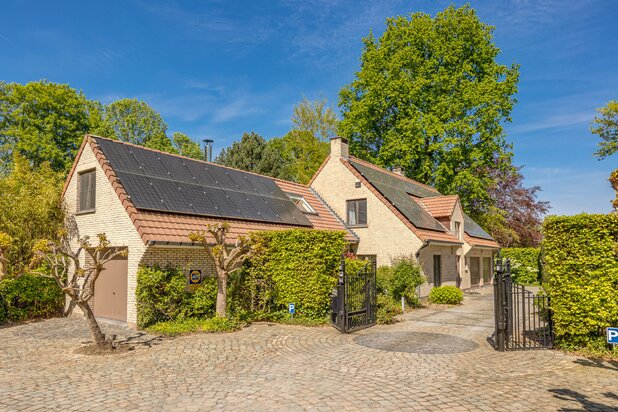 Villa in a green setting with pool, 5 bedrooms and EPC B