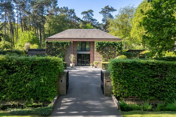 Architectenvilla met zwembad en ZW tuin in Hof Ter Linden