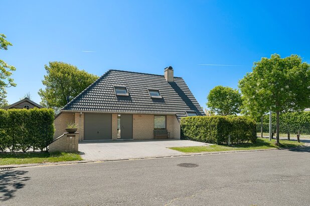 Villa individuelle sur un terrain de coin ensoleillé.