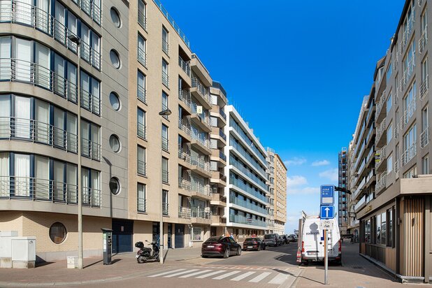 Appartement bien situé avec vue latérale sur la mer.