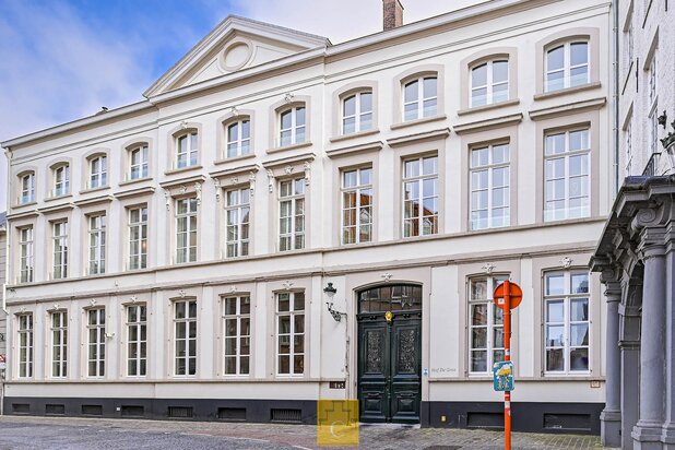 high-end afgewerkt appartement (112 m2) in 18e eeuws stadspaleis ‘Hof de Gros’, toplocatie bij Sint-Jakobskerk, met optionele aankoop parkeerplaats