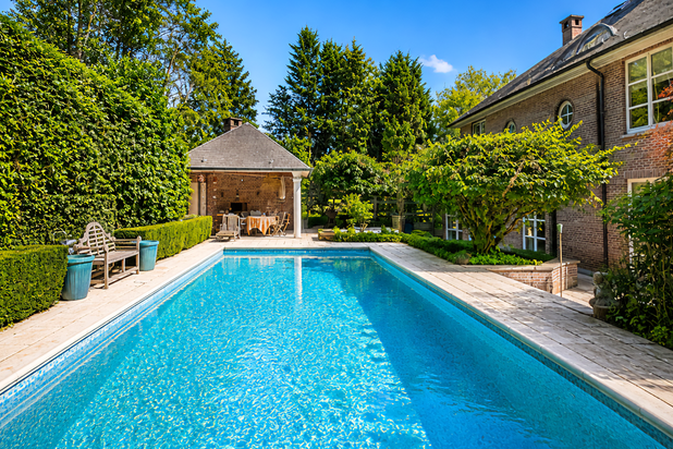 BRAINE - OPHAIN - Villa de 600m² de 6 chambres avec annexes et garages.