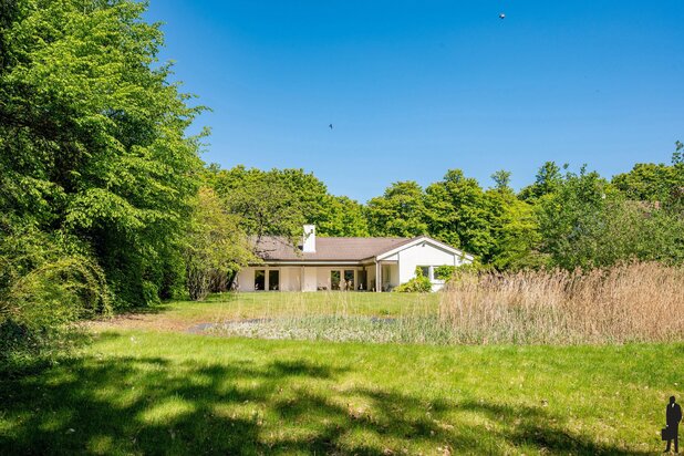 Een volledig te renoveren gelijkvloerse villa (heden kantoor) op ca. 2.438 m²