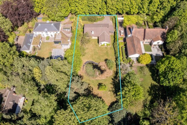 Een volledig te renoveren gelijkvloerse villa op ca. 2.438 m²
