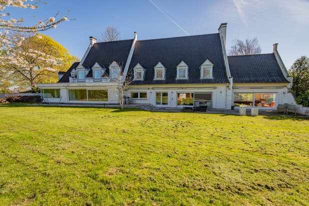 Villa exclusive ±870 m² située sur un domaine privé de 32 ares