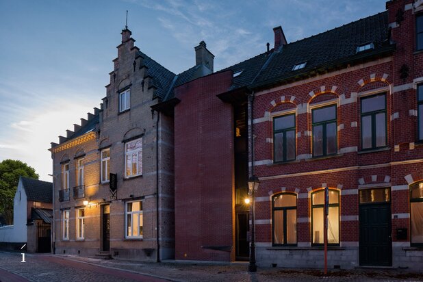 Architecturale dorpswoning in het centrum van Lievegem