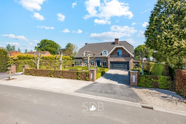 Prachtige stijlvolle woning met bijgebouwen, buitenpiste en graslanden 