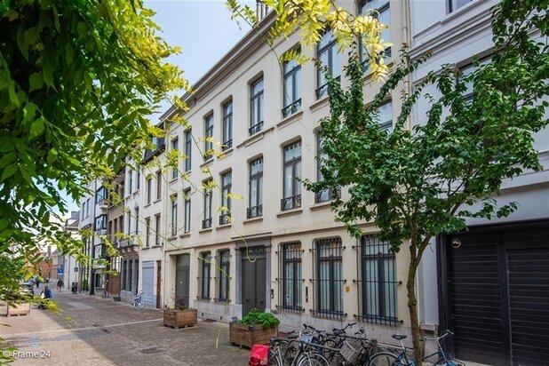 Oudaan/Mechelseplein ∣ Beautifully located Neoclassical house