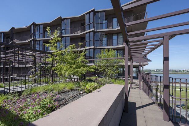 Living above the Scheldt in light and luxury