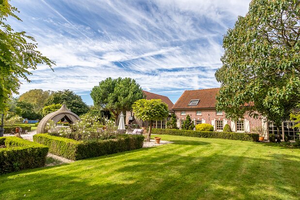 Gerestaureerde vierkantshoeve met B&B op 80 are grond