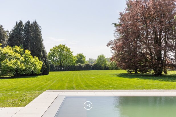 Villa avec piscine et installations équestres