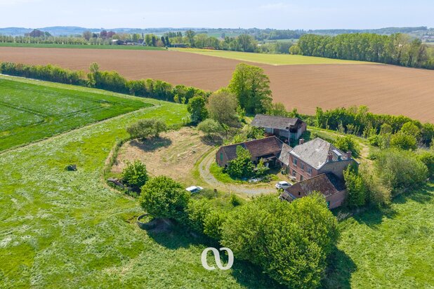 Uniquement située à rénover / à démolir ferme