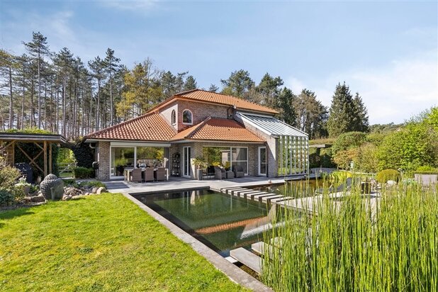 Lichtrijke villa in een idyllische woonomgeving.