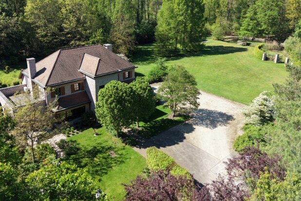Ruime villa van 336m² op 1 hectare 45 are met vijver