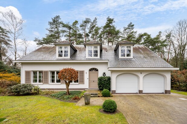 Statige villa gelegen op een prachtig perceel van ca. 1816m² in een rustige, groene residentiële omgeving. 