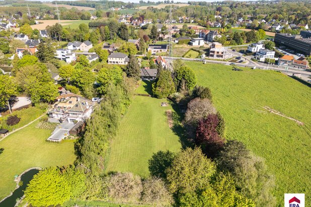 Architect-designed home on large plot in Wemmel