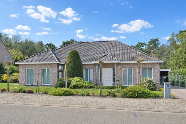 Exclusieve, compleet ingerichte bungalow op unieke bosrijke ligging, met prachtig overdekt terras en ruime kelder