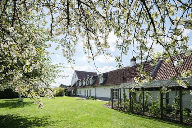 Karaktervol landhuis met zwembad en poolhouse op ca. 4.090 m², nabij het kasteel van Laarne.