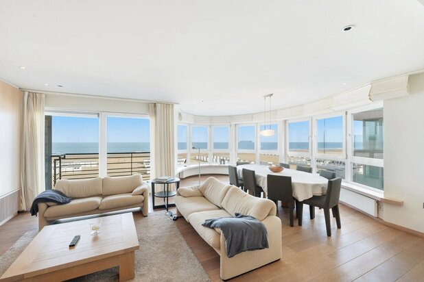 Fantastisch en ruim hoekappartement op een topligging aan de zeedijk in het Zoute
