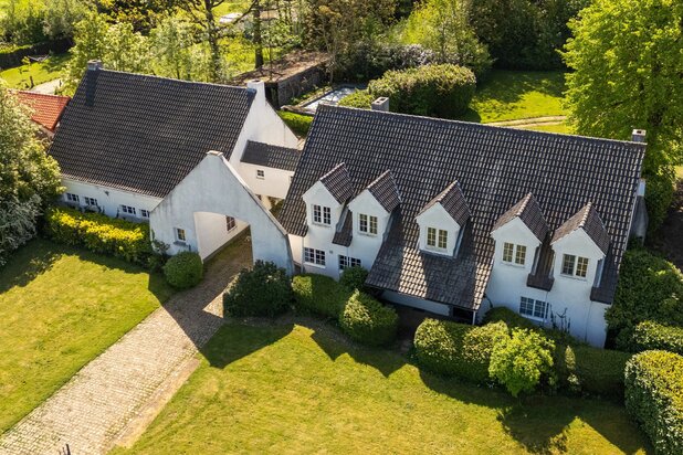 Uniek landhuis met ruim bijgebouw op riant perceel van 4.855 m², pal zuid georiënteerd