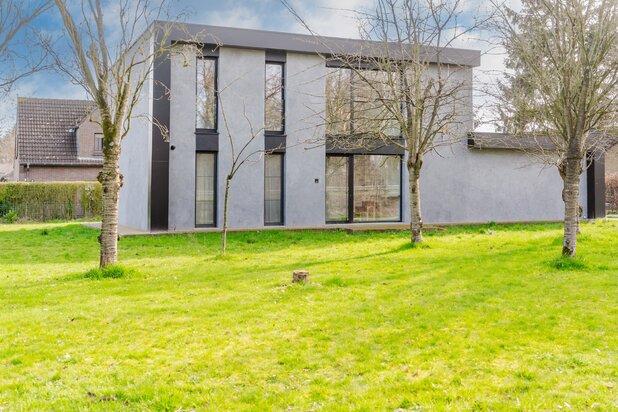 Modernistische woning met 4 slaapkamers en tuin te Drongen