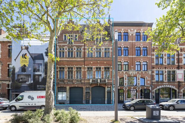 Te renoveren dubbele herenwoning met magazijn op 't Zuid