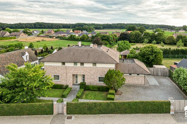 Ruime villa met 4 slaapkamers op 92 are 16 ca