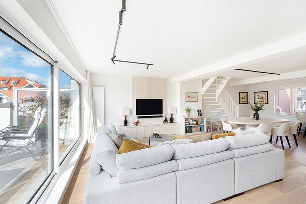 Duplex-appartement rénové 3 chambre avec terrasse ensoleillée.