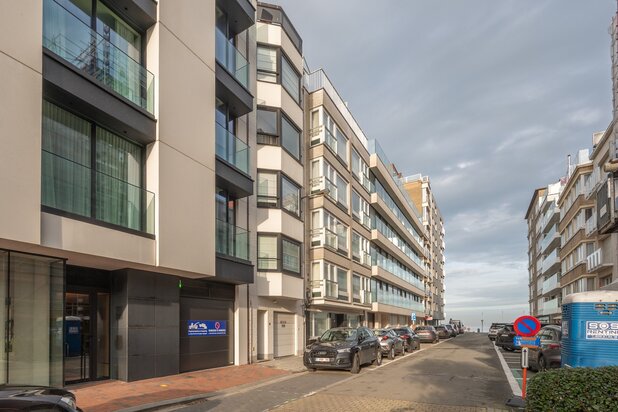 Appartement met schitterend zonneterras en zijdelings zeezicht vlakbij het Driehoeksplein in het Zoute.