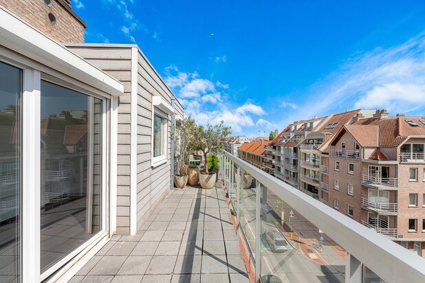 Appartement met unieke terrassen gelegen op wandelafstand van de zee en de winkels.