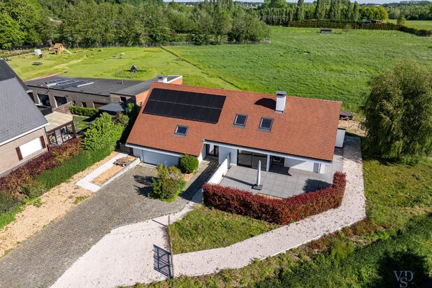 Tijdloze villa met zicht op groen.
