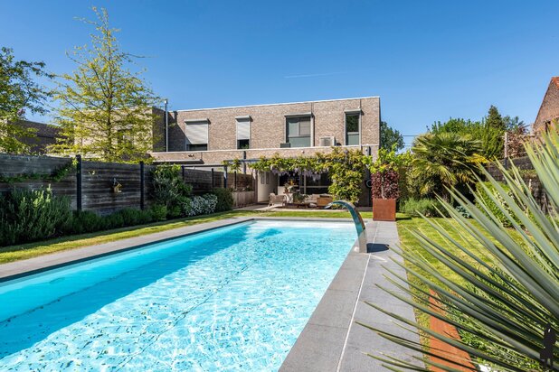 Luxueuze halfopen woning met verwarmd zwembad