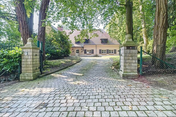 Klassieke villa op een perceel van ongeveer 28 are