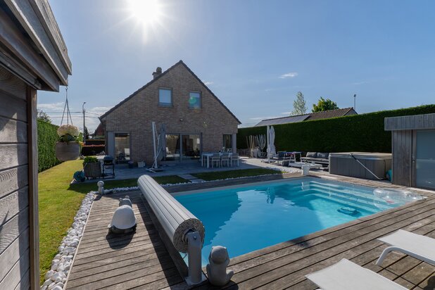 Villa uit 2004 met 3 slaapkamers, zwembad, dubbele garage, TOPLOCATIE!
