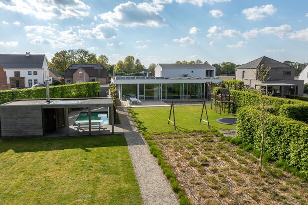 Strakke villa met buitenzwembad, wellness en kantoor/praktijk op 3.140 m² te Dessel