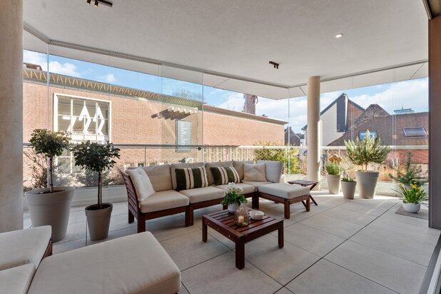 Exclusief appartement met royale wintertuin, ondergrondse parking en extra berging te Hasselt.