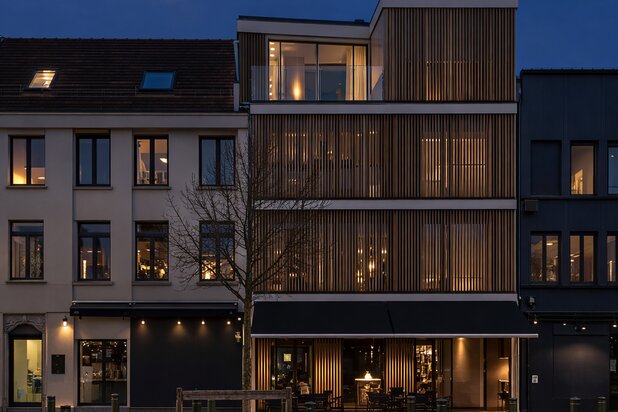 High-end duplexpenthouse met drie terrassen, gelegen in een architecturaal hoogstaand gebouw naar ontwerp van Element Architecten.