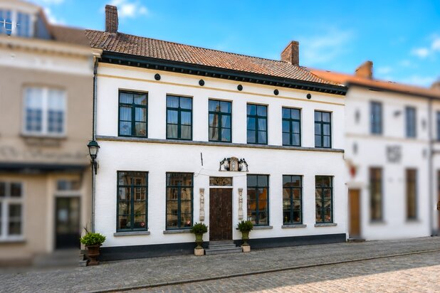 Charmant historisch handelspand met woonst en appartement op de Markt van Damme