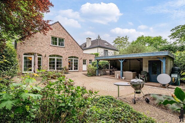 Verrassend ruime instapklare woning (2000) met prachtige, groene tuin met volwassen bomen en optimale privacy. 