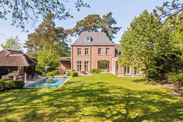 Exclusief en energiezuinig landhuis met verwarmd zwembad, praktijkruimtes, poolhouse en bosrijke tuin op 3.431 m² te Hasselt.