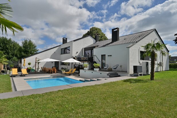 Architecturale en energiezuinige villa met praktijk- of kantoorruimte, zwembad en poolhouse te Lanaken.